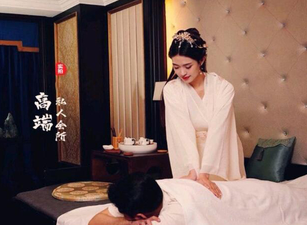 前天我在昆明一家养生会所，帮助你的身体慢慢放松